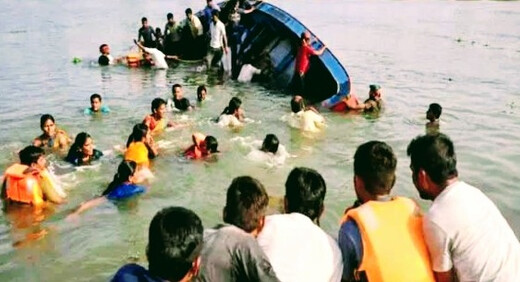 गोदावरी नदी में श्रद्धालुओं से भरी नाव पलटी, दो महिलाओं की मौत